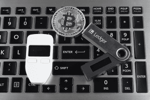 LEDGER vs TREZOR: Which is the Best Cryptocurrency Wallet for Security and Convenience? - Crypto Learning Center, Security news on bitcoin555.com